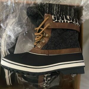 New in box snow boots. Size US 6.5.